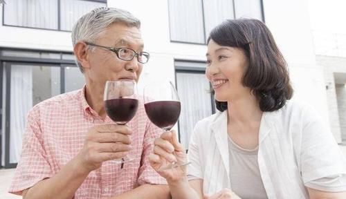 大肚腩|男人50岁后,身上若没有出现这4种表现,还不错,长寿或偏爱你