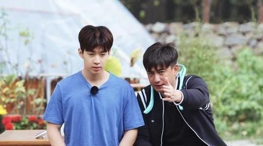 因没观众缘,被何炅黄磊踢出群聊,却在国外被万人追捧!