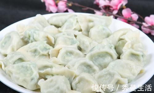 包韭菜馅饺子，最忌直接拌馅，教你此种做法，韭菜不出水更翠绿