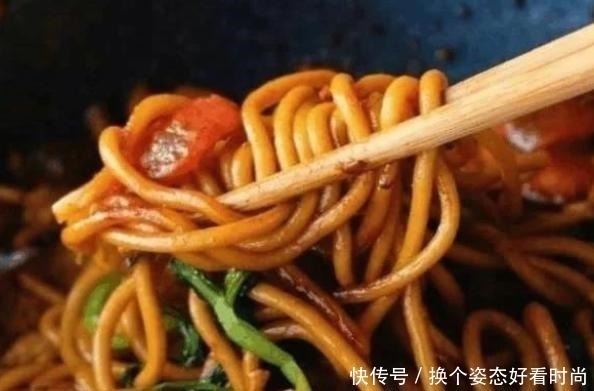 食用油|想吃炒面别再买，掌握3个小窍门，面条不碎不粘锅，分分钟就学会