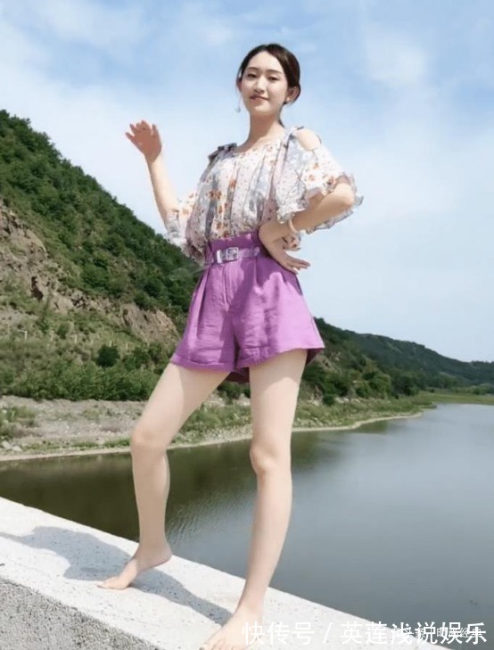 美质感 美丽小姐姐淡雅脱俗,气质聪慧,十分的性感!