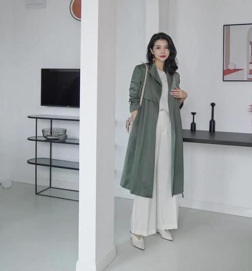 今年早春，很流行穿“风衣＋小白裤”，这样搭配简约又时髦