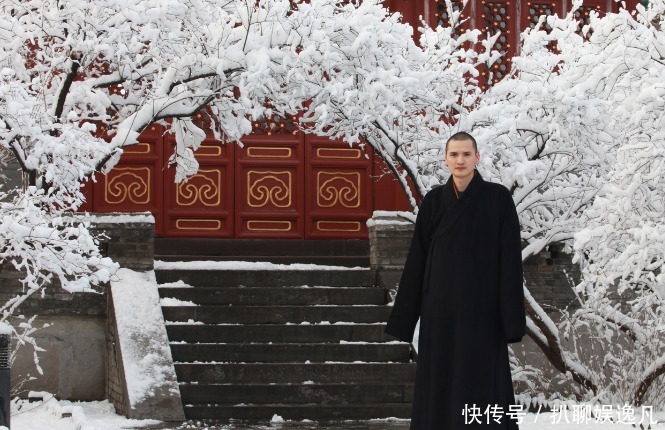 释明心|和尚因长相太帅而红极一时,多位富婆展开追求,后来如何?