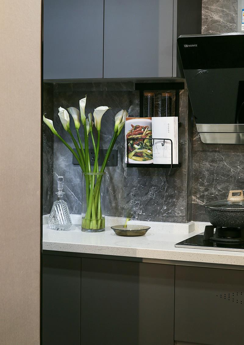 女青年|单身女青年的家,客厅选择超大电视机,让客厅瞬间变成影音室