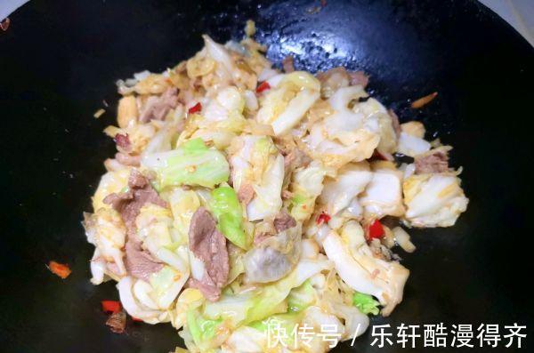 没胃口，教你一道超级下饭的菜，剁椒圆白菜，清爽开胃，能吃两碗