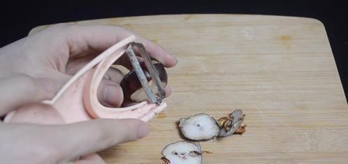 荸荠|荸荠去皮原来这么简单,教你新办法,轻松剥出完整荸荠,太实用了