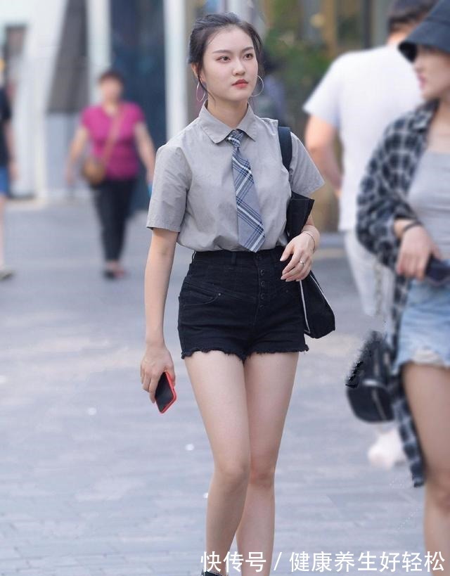 白色 黑色露肩上衣搭配白色短裤，黑白色系，给人一种简洁大方的感觉！