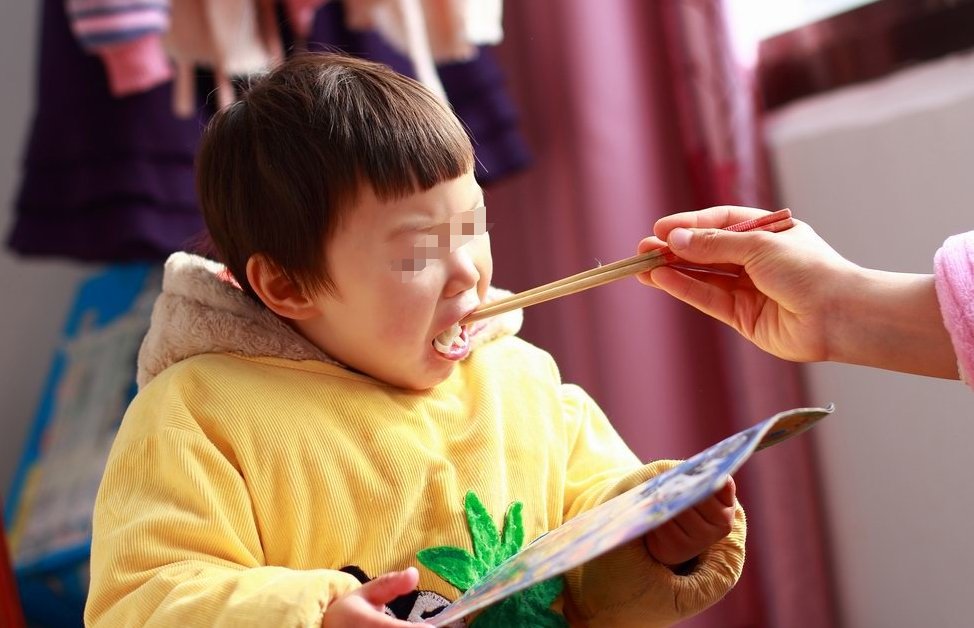 家长|几种错误的喂饭方法，很伤娃脾胃，诸多家长惯用后一种