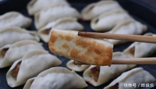 针叶松|茄子最过瘾的吃法,不油炸不用炒,加2斤面粉,一顿3个茄子不够吃