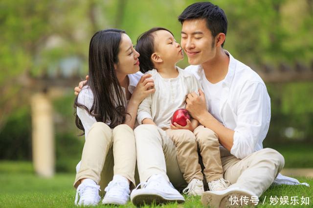 一委屈就哭的孩子,和强忍不哭的孩子,十年后这些差距很明显