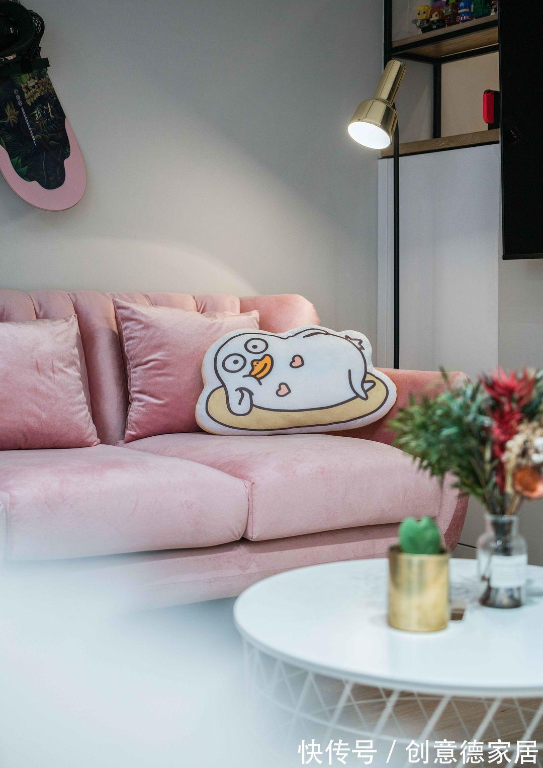 现代式|充满色彩的双层二居室,这样的设计也太有质感了,真的很温馨