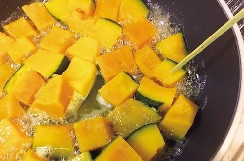 南瓜别再做南瓜饼了,这样做非常的好吃,一次2盘不够吃