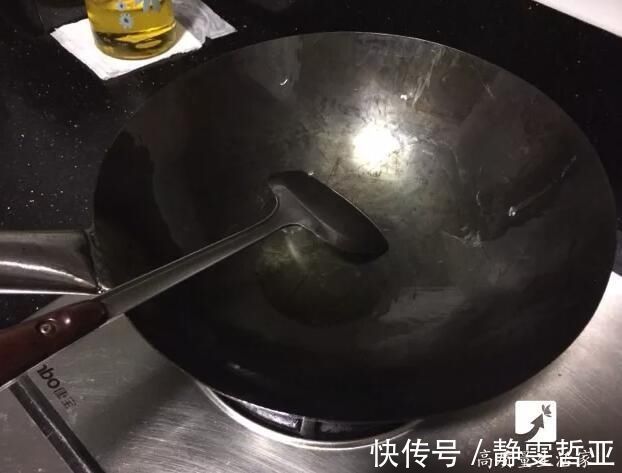 铁锅|家里铁锅天天生锈？老厨师：往锅里扔一物，不生锈还不粘锅