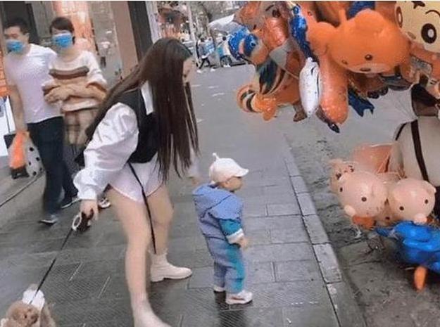 宝妈|小姨带娃的路子有多野看完这几张图，网友这届小姨跟宝宝有仇