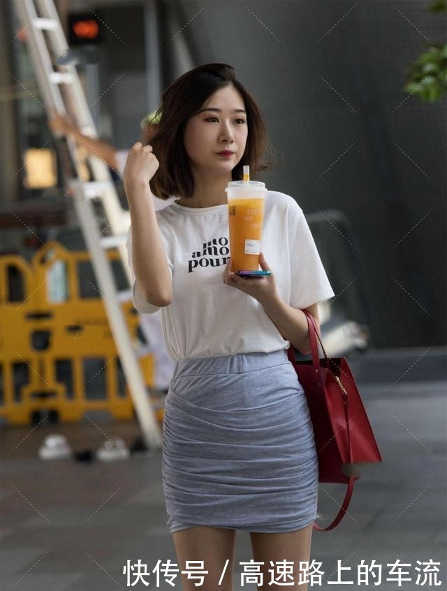 褶皱裙|白色休闲T恤，搭配灰色褶皱裙子，减龄又时尚，青春感十足