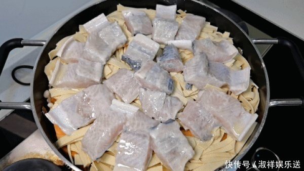 新手|焖锅外面吃一次要300,在家自己做100块就搞定,厨房新手也能做好