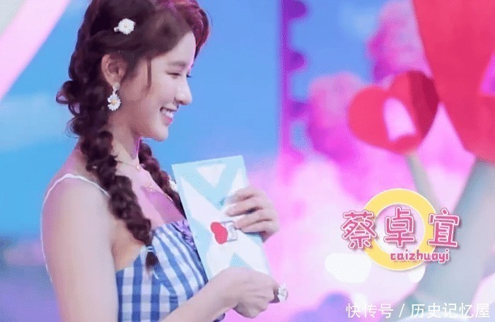 lis蔡卓宜不再拖团队的后腿,表演《敲敲》太甜了,两位导师连续表扬