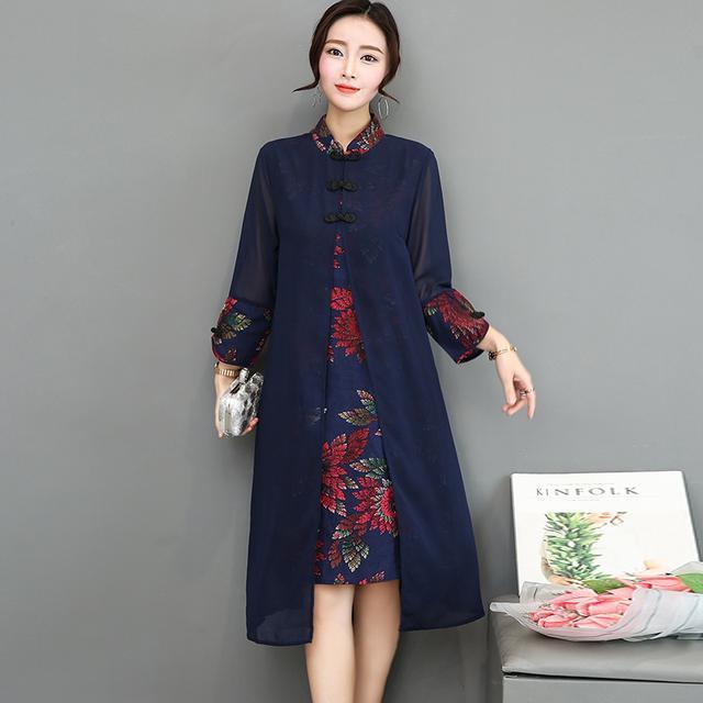 风衣|中国风外套+旗袍式连衣裙,这样穿实在太美,到哪里都是焦点