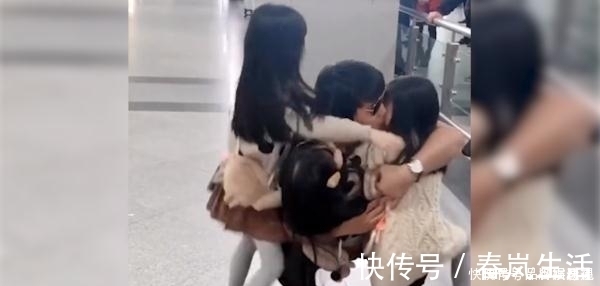 女儿|三个女儿来接机,爸爸瞬间成为“焦点人物”网友女儿都好漂亮