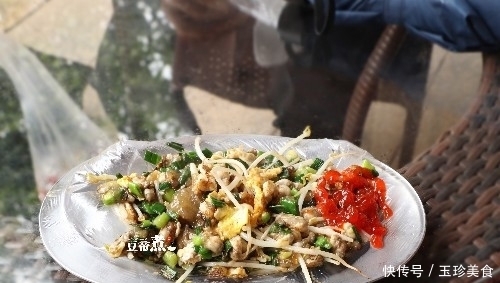 藏身拐角巷弄,一家小破店,只卖两种吃的,排队都排到大街上去了