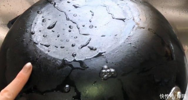 饺子|在锅底贴上几张纸巾有什么用?轻松解决去垢难题，简答实用