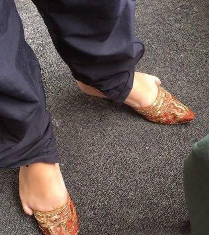 |搞笑图片幽默段子笑话妹子,你的鞋子看来不合脚啊,换一双吧