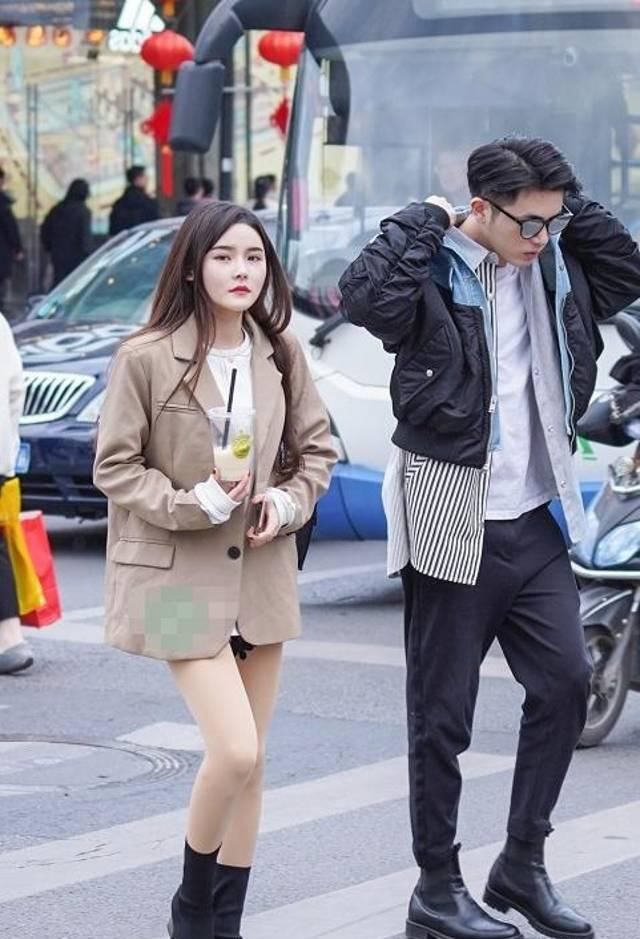 路人街拍，白皙的“筷子腿”即便是穿了平底鞋，依旧显得格外修长