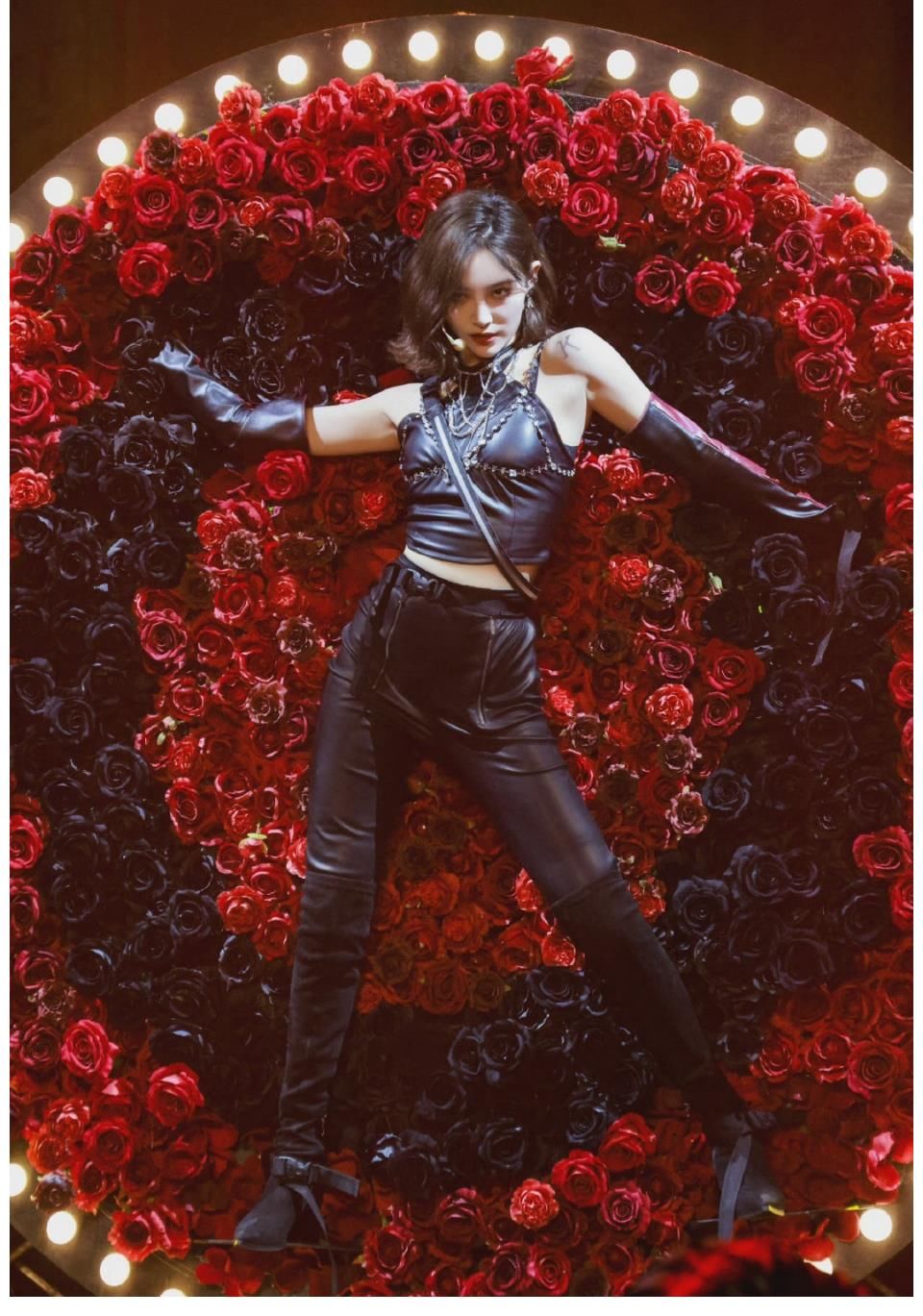 许佳琪的舞台照,爱看一些自信又吸引的美女