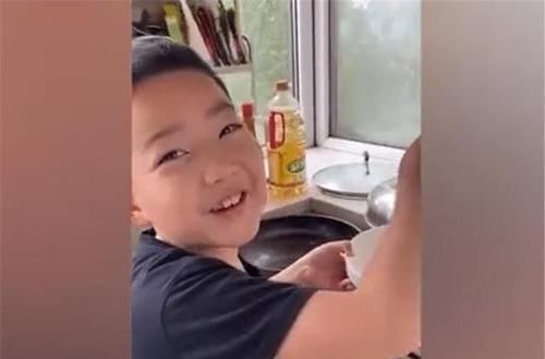 打哈欠|骗人生孩子萌娃高铁上打哈欠被发现,害羞扎进妈妈怀里