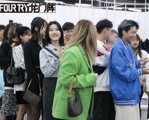 综艺 关系立显?刘雨昕带队友上综艺,全程和她黏在一起,却孤立孔雪儿