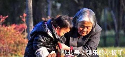 妈妈|孩子跟妈妈睡和跟奶奶睡区别大,不用太长时间,1年就能看出差距