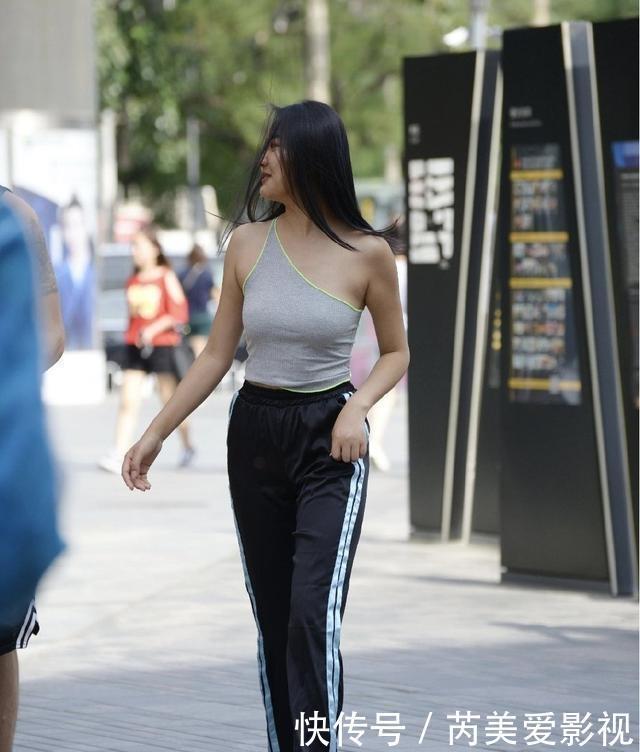 纯色|连衣裙穿起来更加舒适,小姐姐草绿色裙子,彰显女神的独特美感