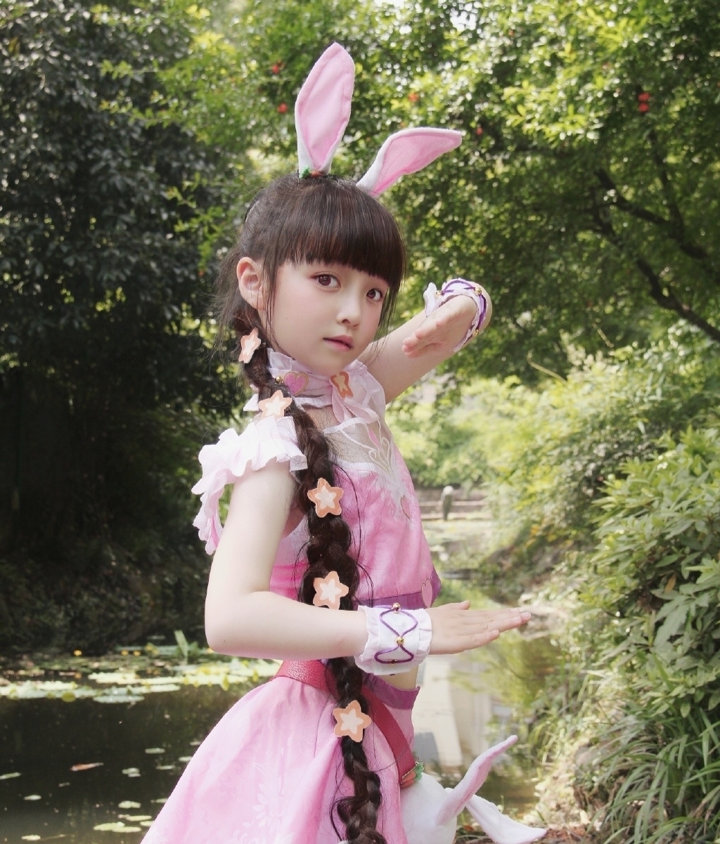 cospl小萝莉cos幼年小舞,还原度堪比动画建模,这也太可爱了