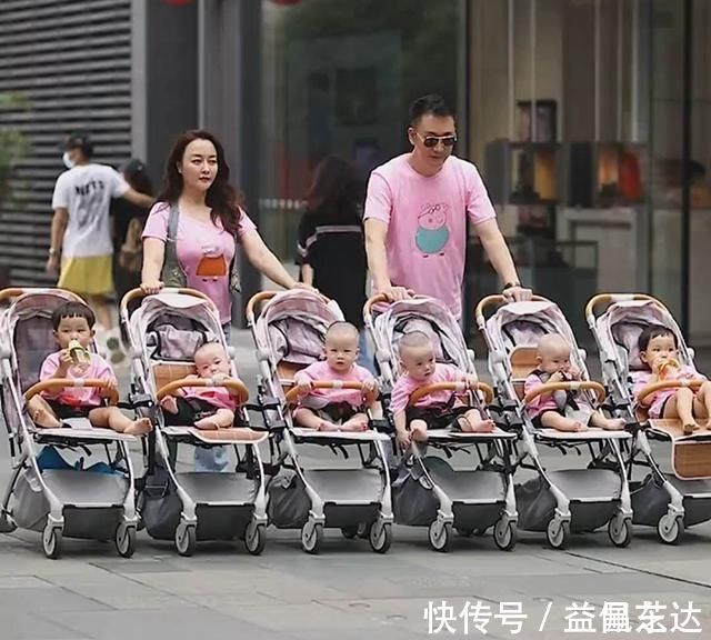 小两口|小两口带6个娃逛街“横行霸道”,路人回头率100%,网友:真能生