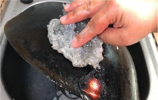 铁锅用久了,又脏又粘锅大厨教你一招,快速又干净,还不粘锅