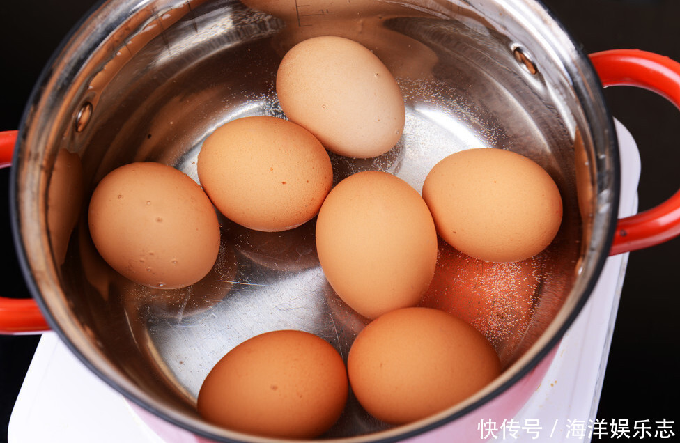 剥壳|天热煮鸡蛋,直接下锅煮就错了,教你一招,鸡蛋又香又嫩还好剥壳