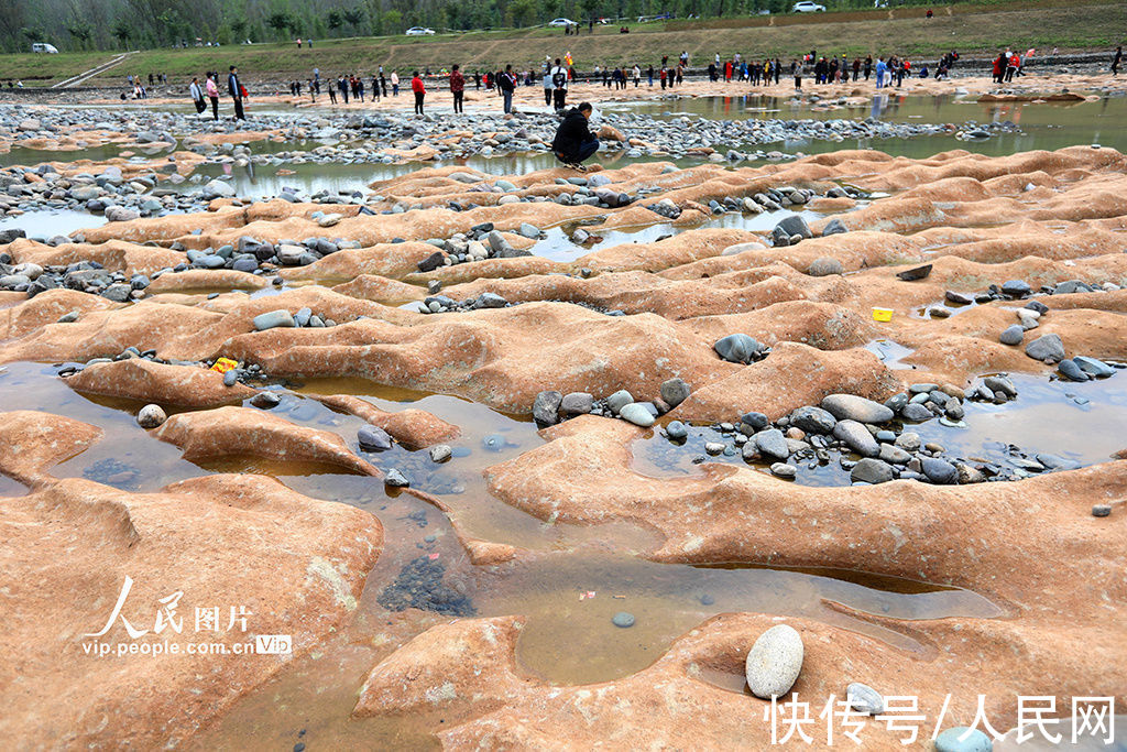 河南|河南嵩县伊河段现“丹霞地貌”雏形岩石