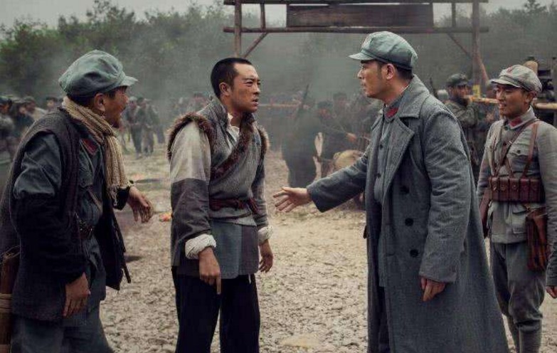 少将|伤残最严重的少将,只身活捉三百敌人,黄桥战役右臂掉下继续冲锋