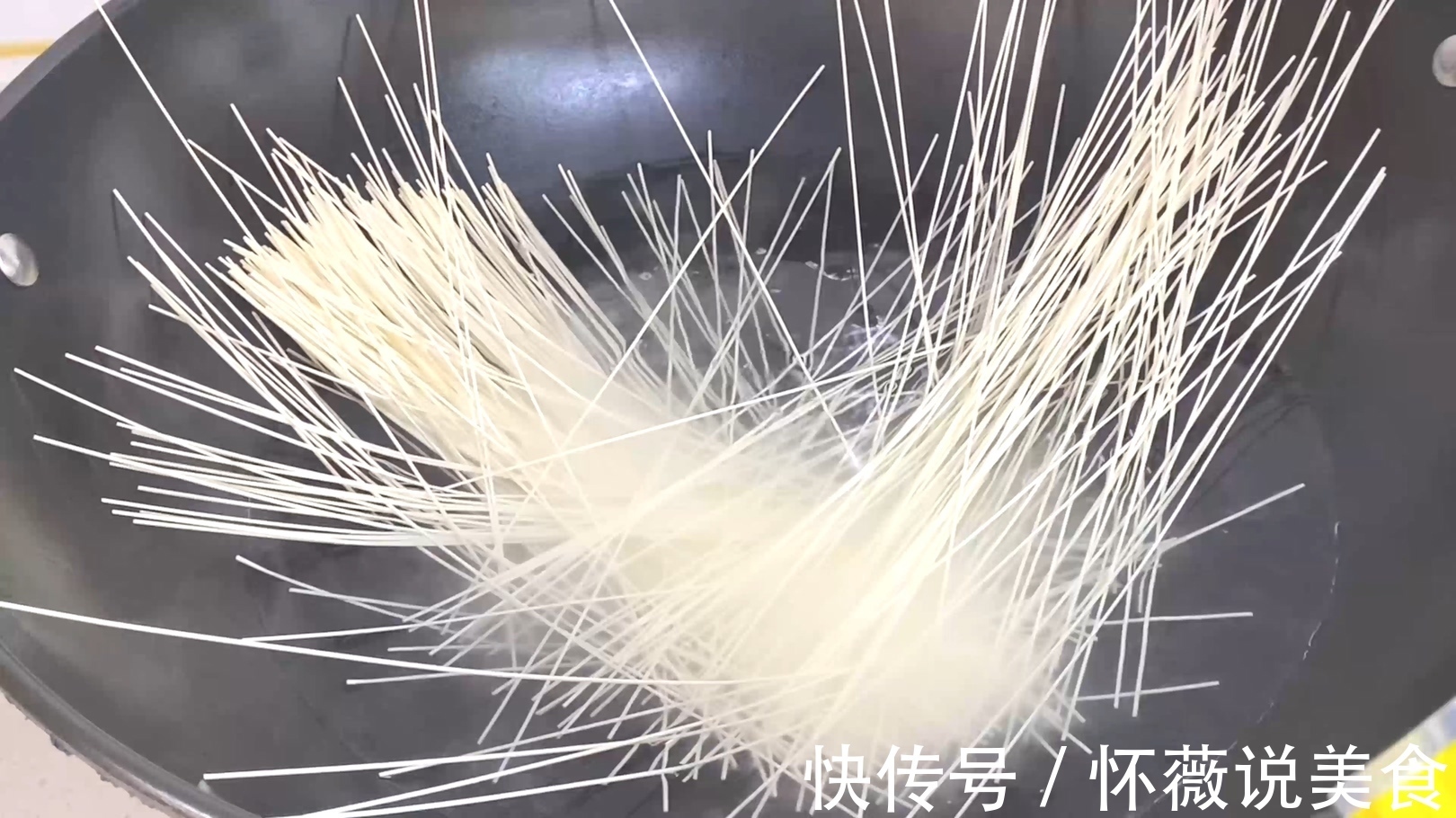 煮面条最忌开水下锅，面馆老师傅教你方法，做法简单，爽滑又劲道