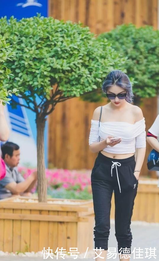 出众|街拍:气质出众的美女,随意穿搭都吸引眼球