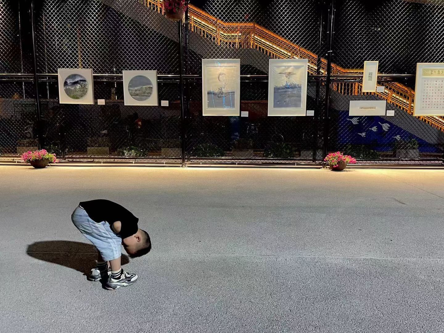 宝山#遛弯也能看展！“一墙美术馆”把艺术送到上海市民身边