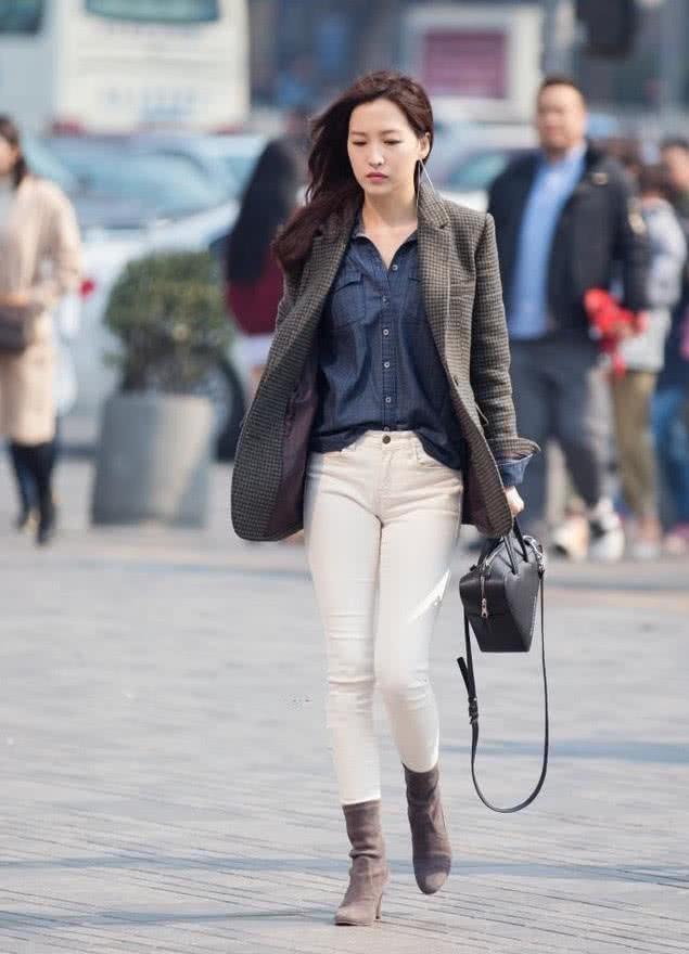街拍:时髦大方的时尚美女,蓝色牛仔装的搭配潇洒又气派