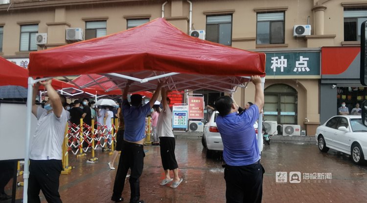 魏清|青岛未成年人新冠疫苗接种现场：感谢那些“冒雨撑伞”的人