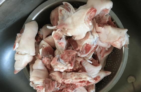  炖猪蹄时，最忌直接焯水，教你正确做法，猪蹄软糯好吃，没腥臭味