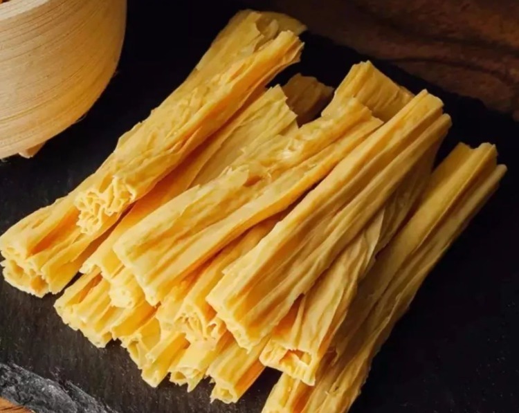 干腐竹别用冷水泡，水里多加2样，10分钟泡发，柔软有嚼劲，好吃