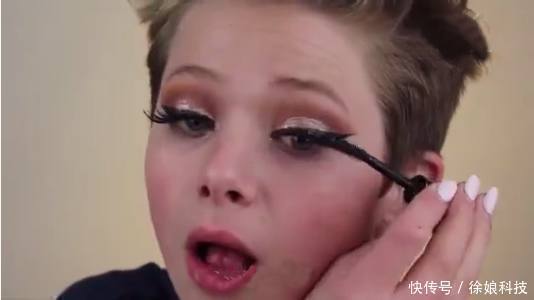 小男孩|5岁小男孩模仿老妈化妆,化完后的样子无法想象,叫人傻住
