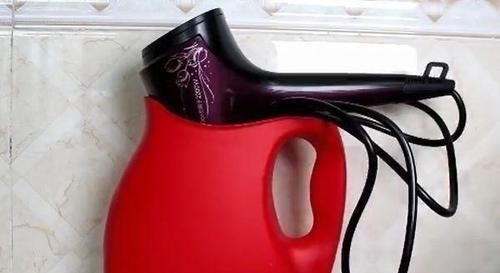 洗衣液瓶身切一圈,挂在卫生间超实用,家家户户都需要一个!