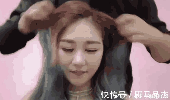 菲菲|理发师用“绝活”给美女染发, 过程很奇葩,效果却出奇的好