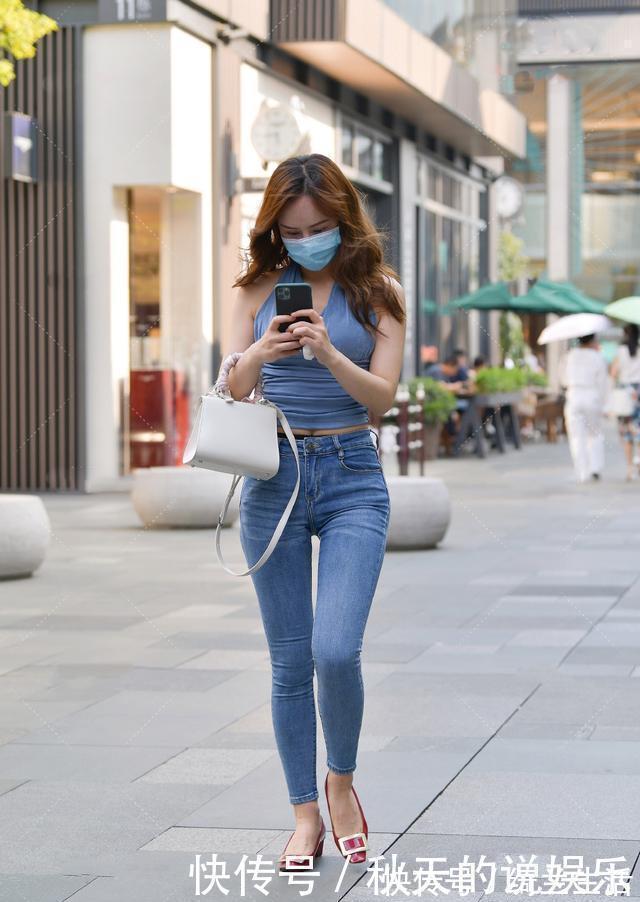 小姐姐 有个性的女生就是会穿，挂脖衫配牛仔裤，清新简约又显美的背影