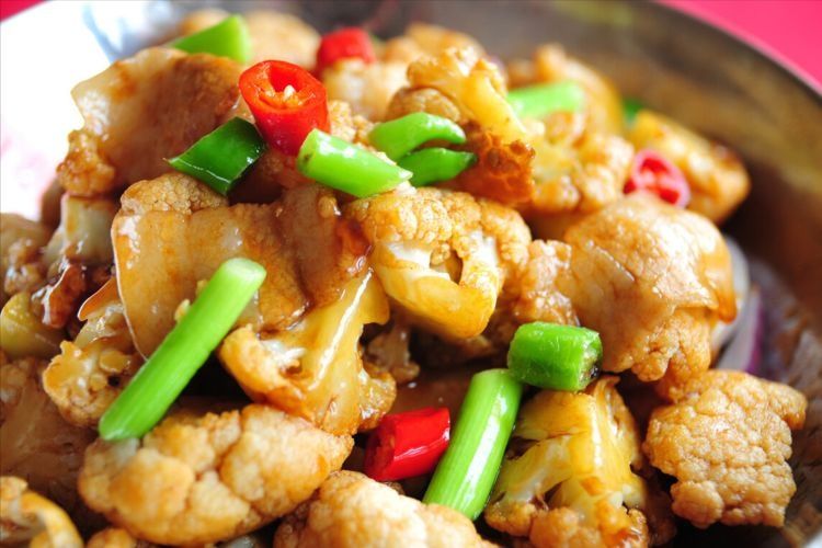 炒花菜时，焯水过油都不对，大厨教你一招，又香又脆，好吃又入味